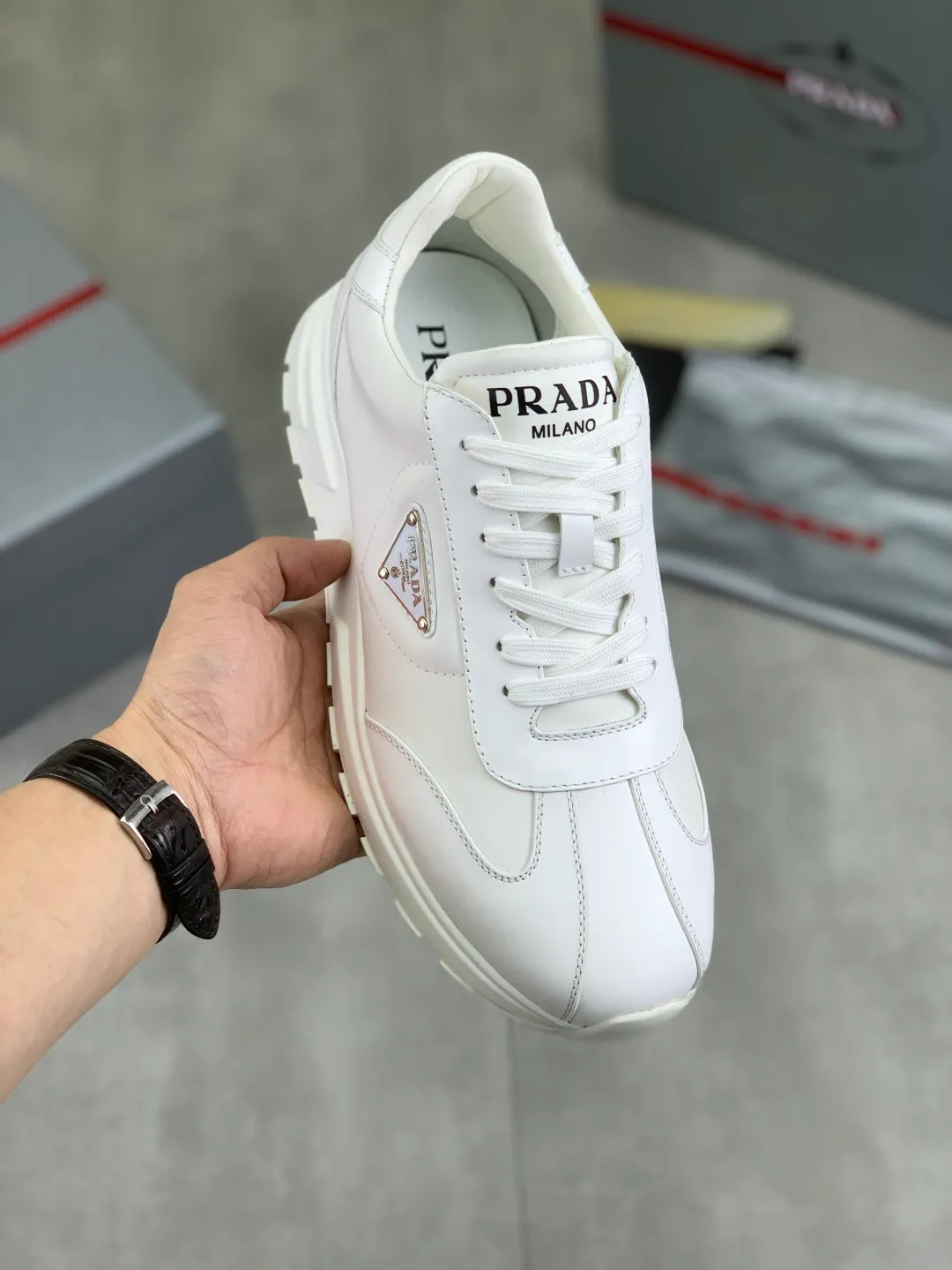 Men's men's shoes 💰P560💰[New model] The top version is available on the official website, 🆘 The trendy brand (Prada) mainly promotes the popular style, avant-garde and versatile fashionable men's shoes, private version mold opening, cowhide surface splicing 1:1 replica... Fashion is simple, original imported cowhide and lining cowhide feet; the atmosphere and personality are more fashionable, eye-catching and pursuing class. It will subvert the old idea and be a must-have for fashion trendsetters with you! Must keep for yourself ! Tall and comfortable, large and low, high-end quality workmanship. The new high-end outsole on the official website. Size: 38-45. Available in black and white.